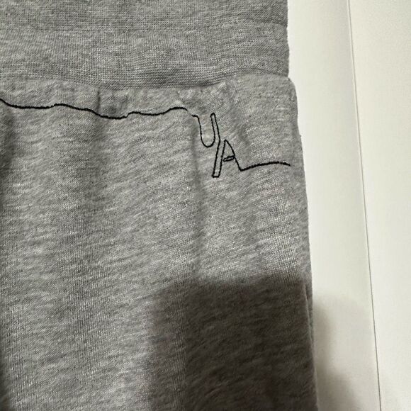 Under Armour below knee gray sweatpants with adjustable drawstrings - Picture 6 of 7